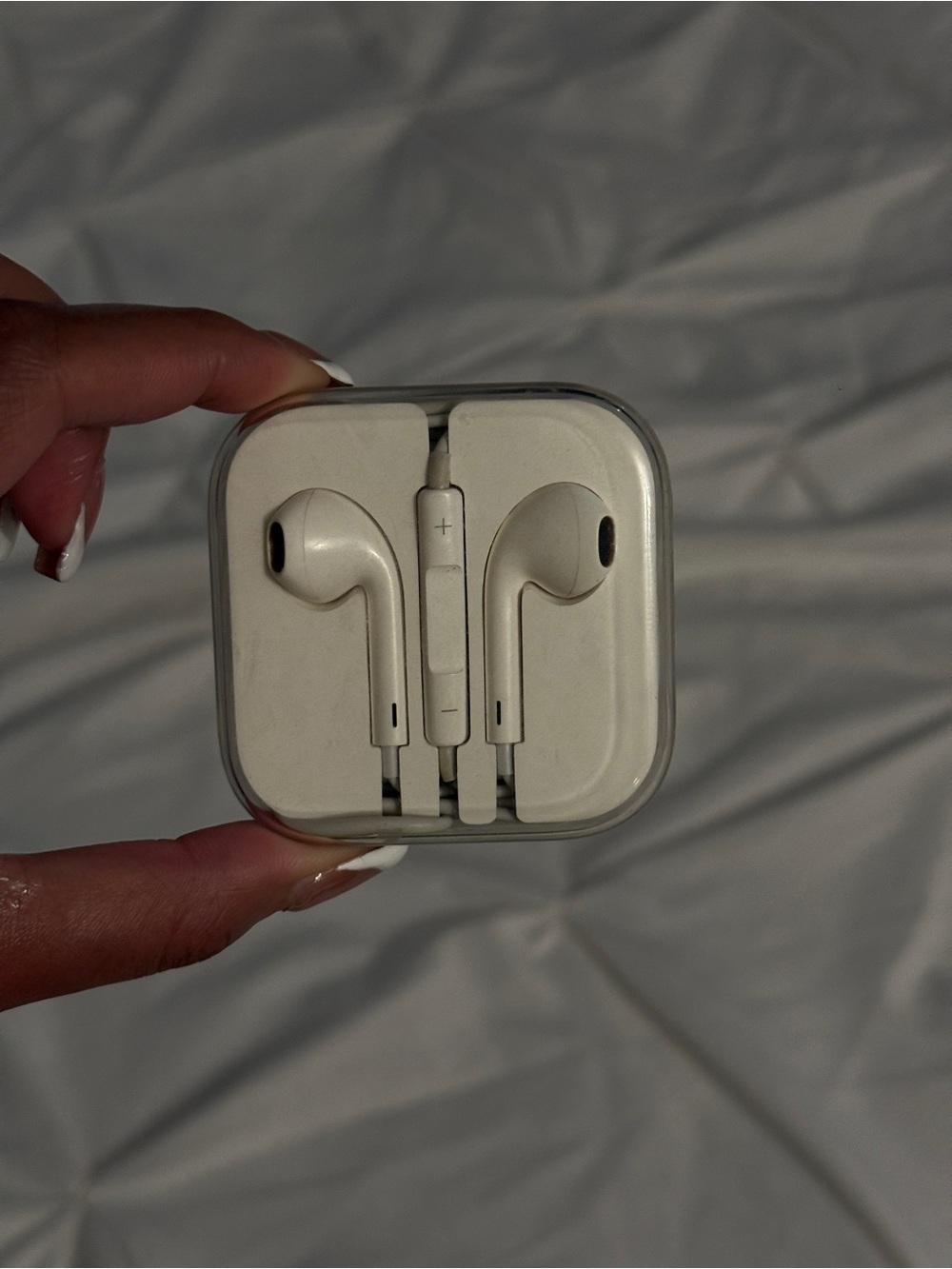 Apple White Wired Earbud Headphones with Inline Remote